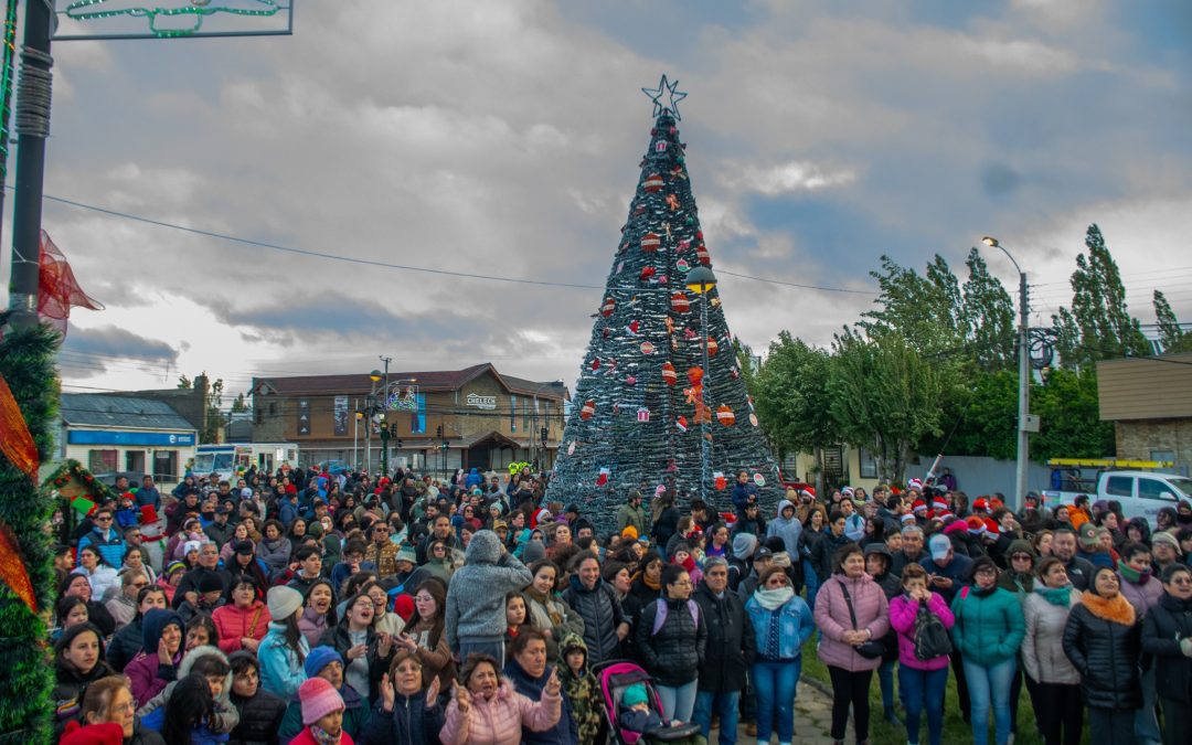 Cientos de familias natalinas disfrutaron del Encendido del Árbol de Navidad 2023