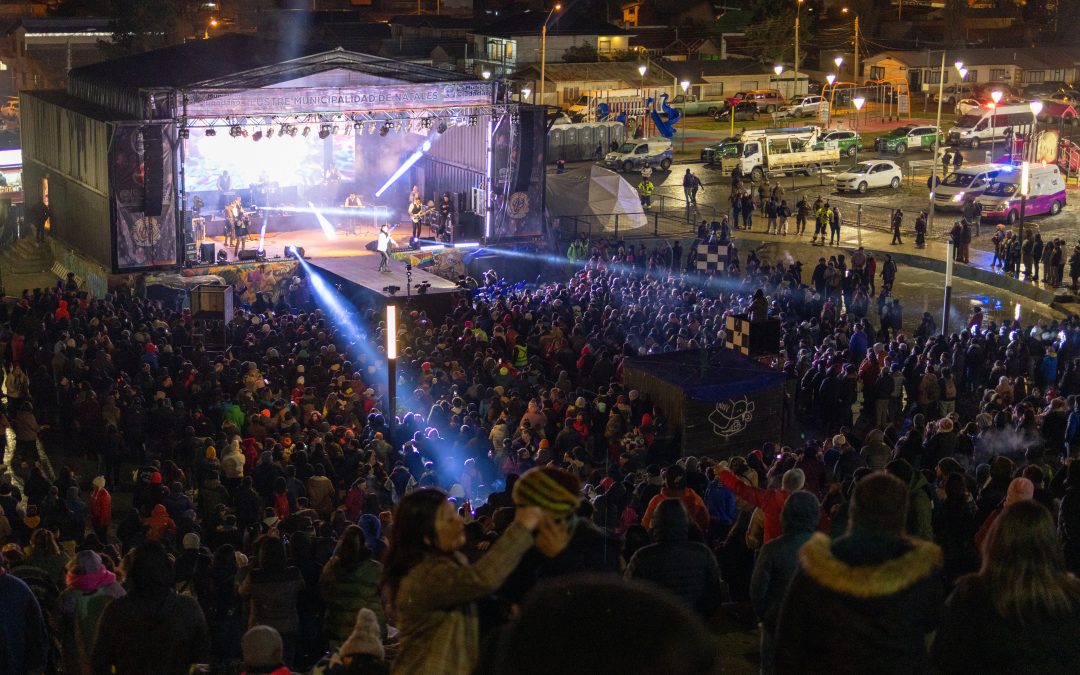 ¡Feliz Cumpleaños 113 Puerto Natales! la comunidad cerró el mes aniversario con show artístico al aire libre