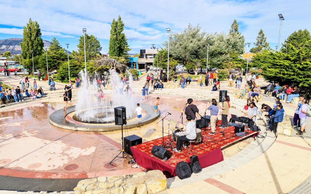 Intervención Cultural en la Plaza de Armas Atrae a Cientos de Ciudadanos en un Día Soleado