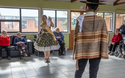 Campeones regionales de cueca comparten emotiva jornada con adultos mayores en Puerto Natales